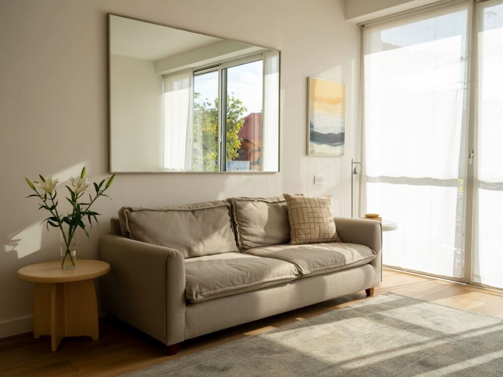 aranżacja wnętrza z oknem i lustrem