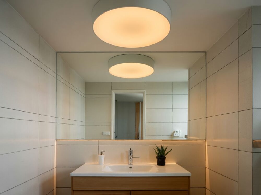 ciepłe światło przy lustrze