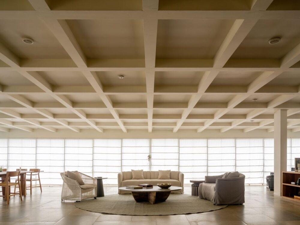 gładki sufit bez kasetonów