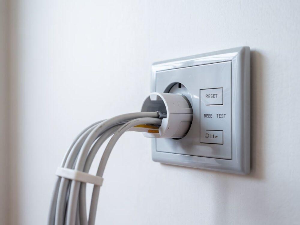 gniazdko elektryczne z przewodami