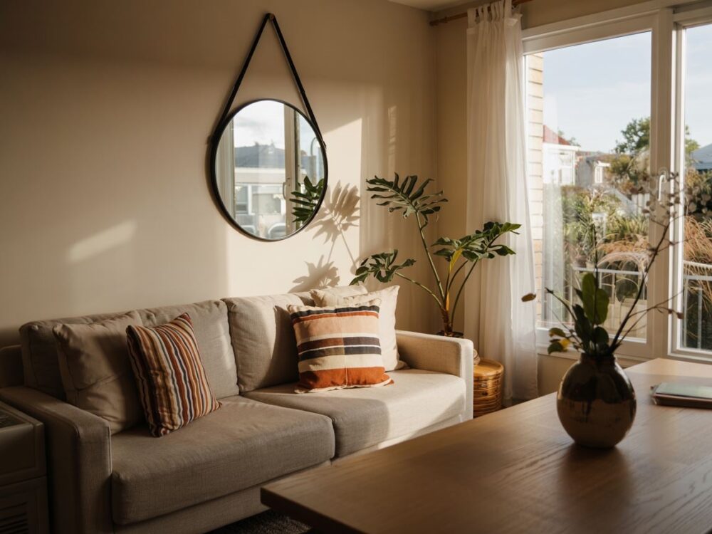 jasny salon z lustrem