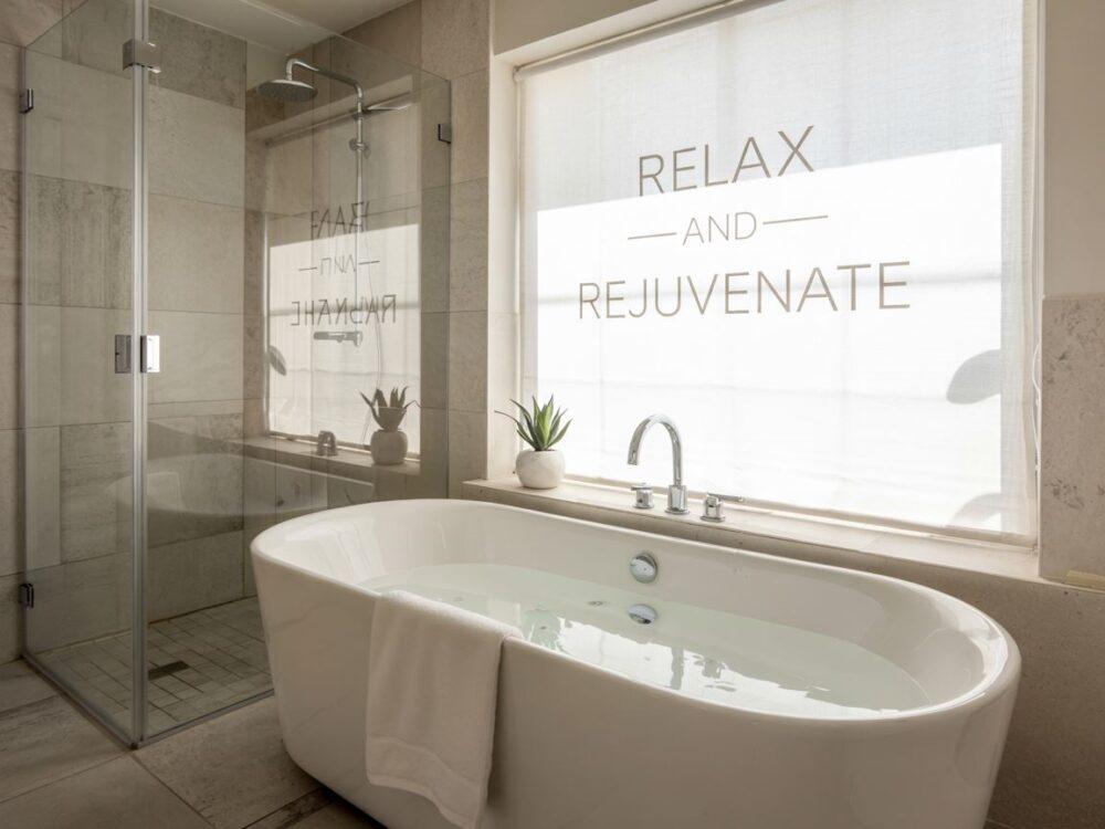 łazienka podzielona na dwie części