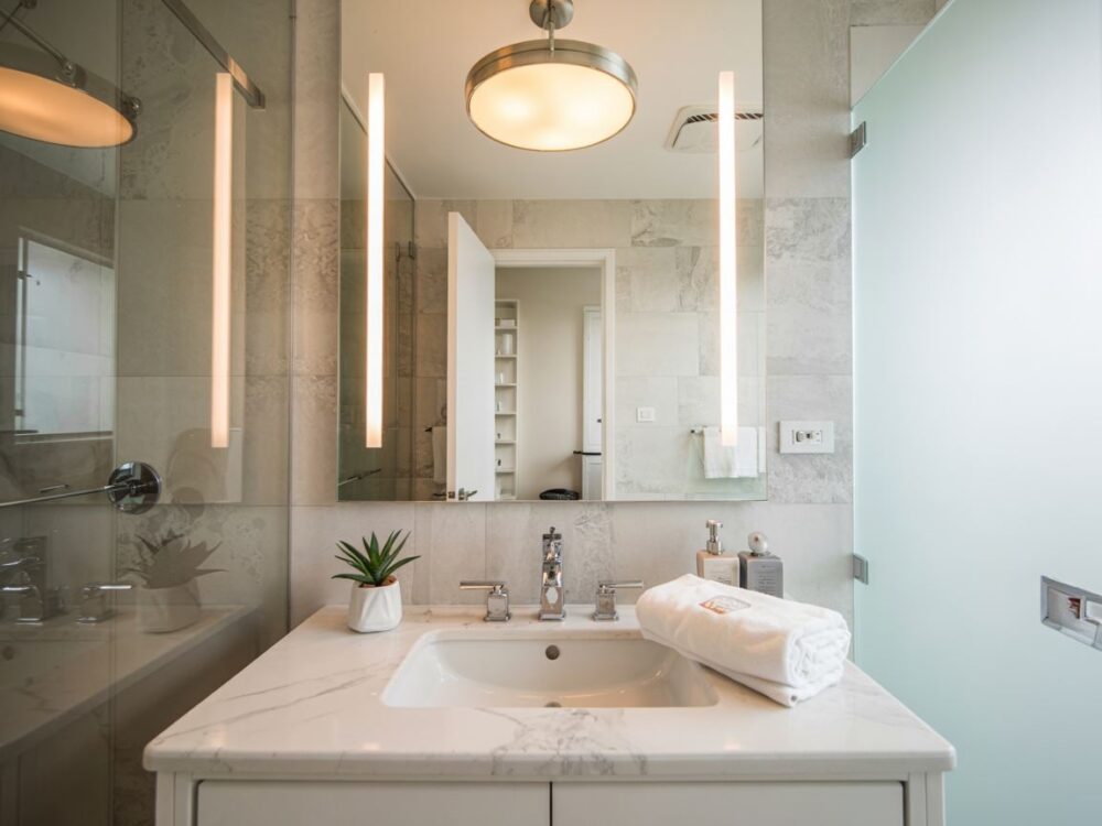 nowoczesna łazienka z oświetleniem