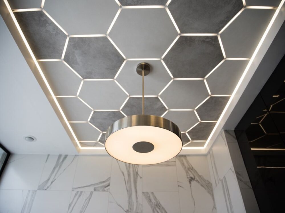 nowoczesny sufit w łazience
