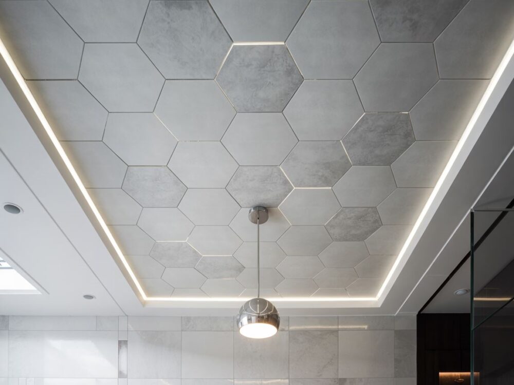 oświetlenie LED na suficie łazienki