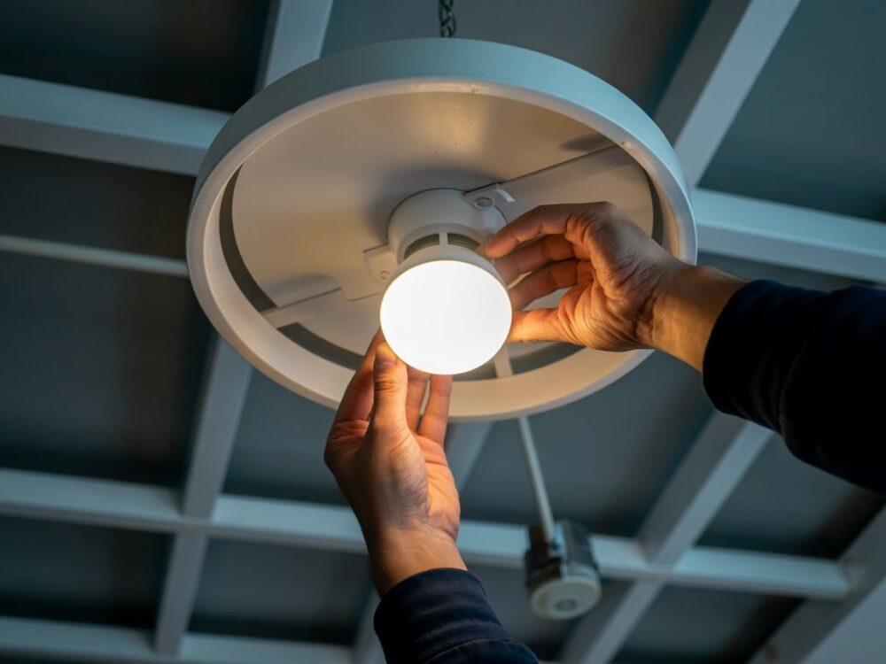 ręce montaż żarówki halogenowej