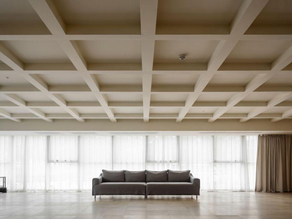 sufit z oświetleniem LED