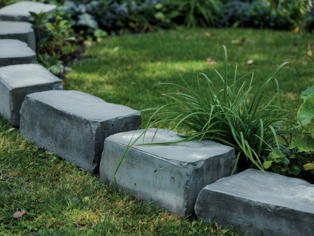 świeży beton przy obrzeżach