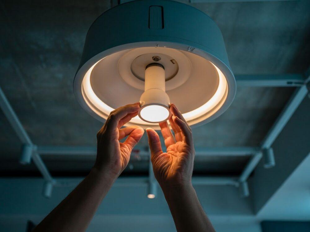 wymiana halogenu sufit podwieszany